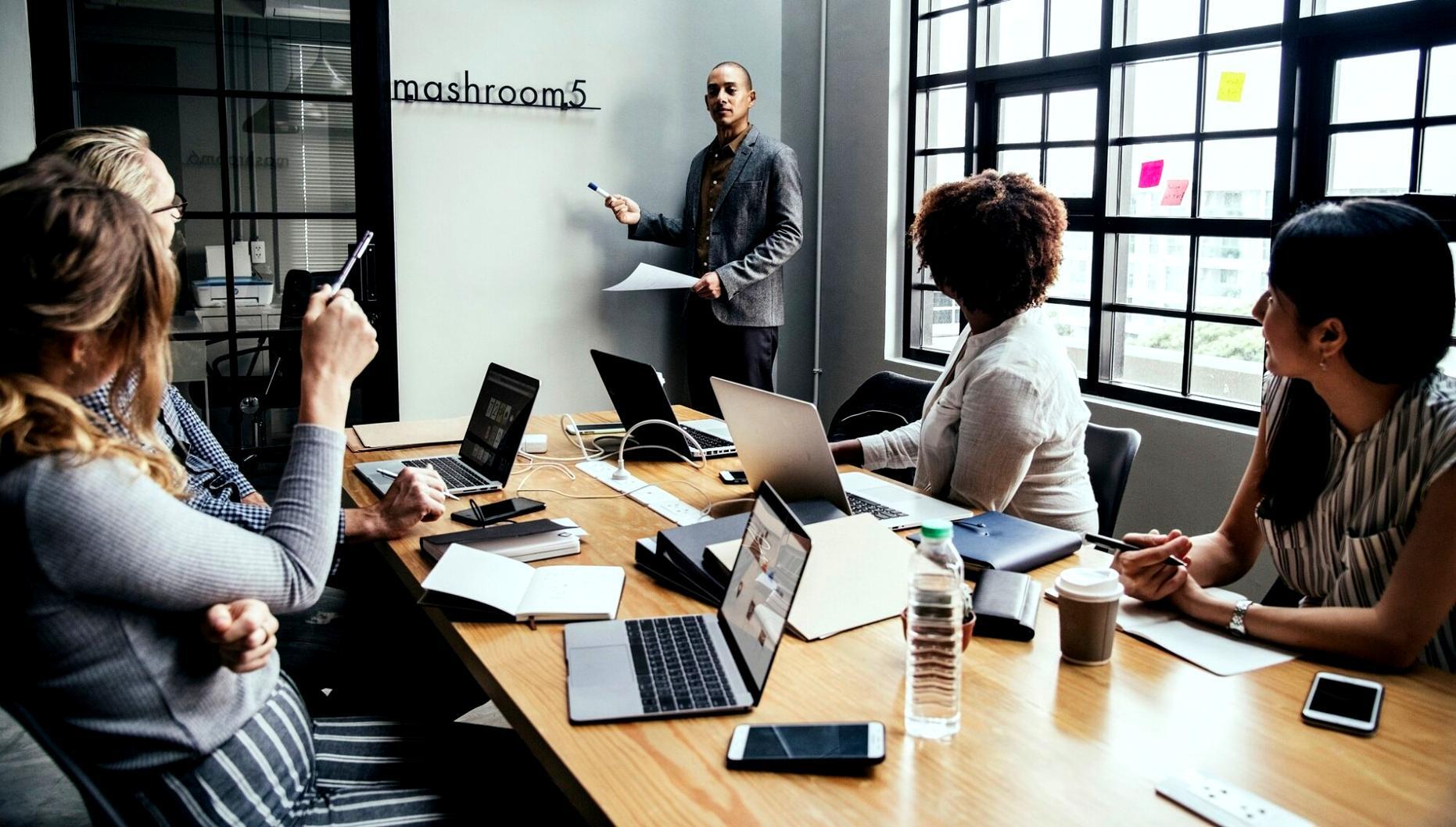 Espace de formation arvionthalex avec participants lors d'un atelier de gestion budgétaire